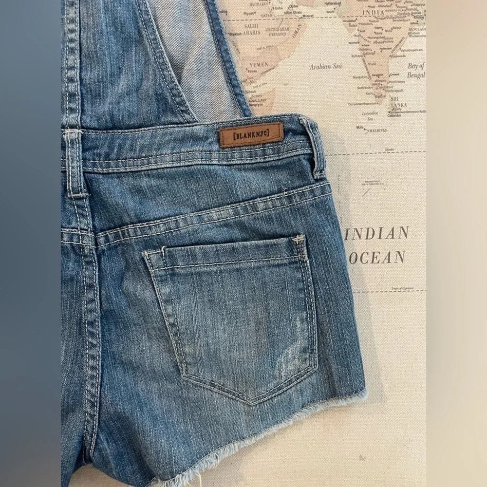 Blank NYC Celebrity Favorite Bunch of Five Jean Denim Short Overalls Size 26 - Picture 6 of 12